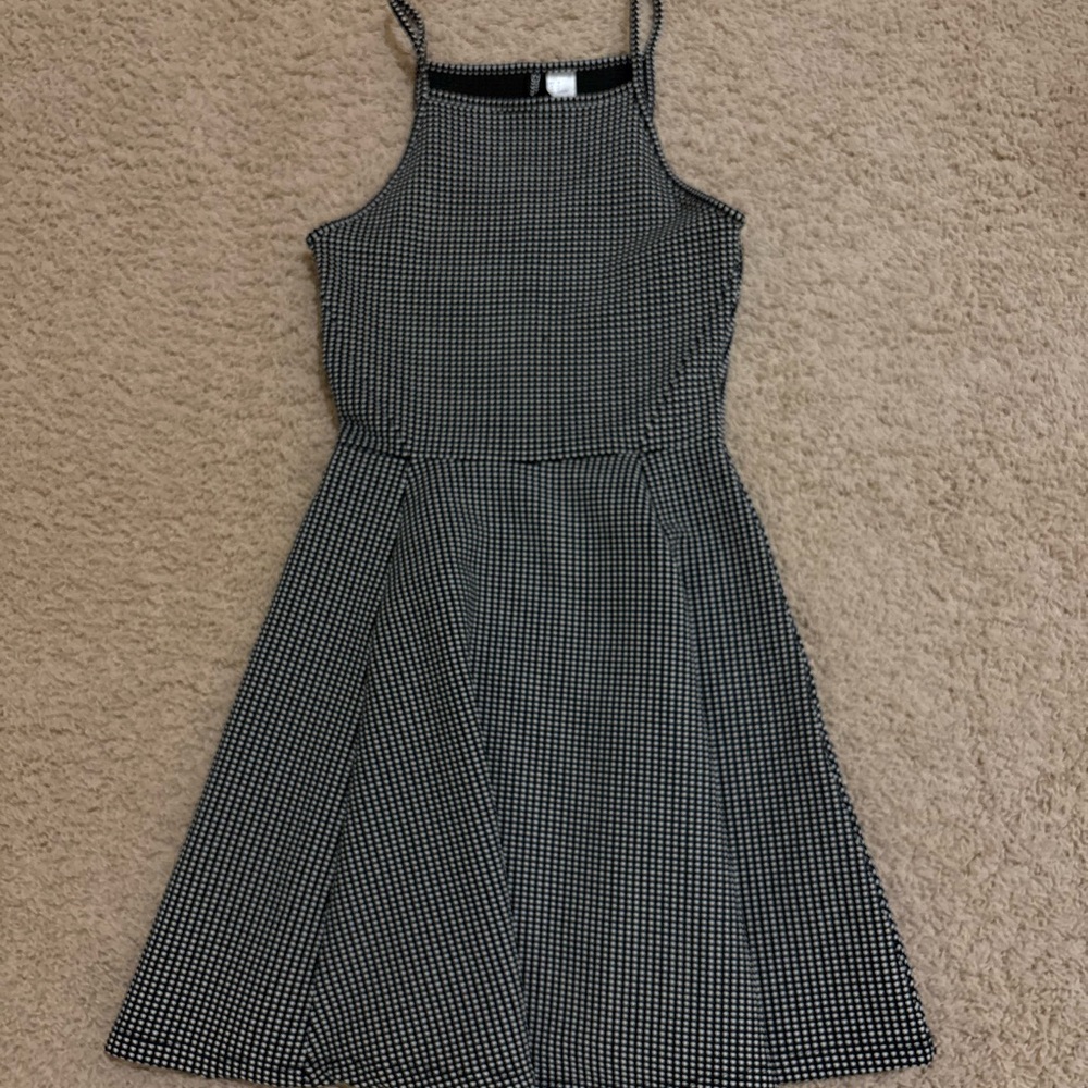 Size 4 cute dress. Great for teens or preteens.